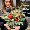 Новорічна композиція з нобелісом у червоно-золотих тонах,