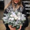Новогодняя композиция в серебристо-белых тонах,