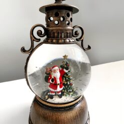 новогодний фонарик Свет Санты, новогодний фонарик 24 см, декоративный фонарик на Новый год, праздничный фонарик для декора, новогодний интерьерный фонарик с Санта Клаусом, новогодний фонарик для дома и улицы, новогодний фонарик с эффектом мерцающего снега, новогодний фонарик Свет Санты 9152-002, новогодний декор фонарик, фонарик с Санта Клаусом для украшения интерьера, новорічний ліхтар Світло Санти, новорічний ліхтар 24 см, декоративний ліхтар на Новий рік, святковий ліхтар для декору, новорічний інтер'єрний ліхтар із Санта Клаусом, новорічний ліхтар для дому та вулиці, новорічний ліхтар із ефектом мерехтливого снігу, новорічний ліхтар Світло Санти 9152-002, новорічний декор ліхтар, ліхтар із Санта Клаусом для прикрашання інтер'єру