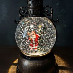 новогодний фонарик Свет Санты, новогодний фонарик 24 см, декоративный фонарик на Новый год, праздничный фонарик для декора, новогодний интерьерный фонарик с Санта Клаусом, новогодний фонарик для дома и улицы, новогодний фонарик с эффектом мерцающего снега, новогодний фонарик Свет Санты 9152-002, новогодний декор фонарик, фонарик с Санта Клаусом для украшения интерьера, новорічний ліхтар Світло Санти, новорічний ліхтар 24 см, декоративний ліхтар на Новий рік, святковий ліхтар для декору, новорічний інтер'єрний ліхтар із Санта Клаусом, новорічний ліхтар для дому та вулиці, новорічний ліхтар із ефектом мерехтливого снігу, новорічний ліхтар Світло Санти 9152-002, новорічний декор ліхтар, ліхтар із Санта Клаусом для прикрашання інтер'єру