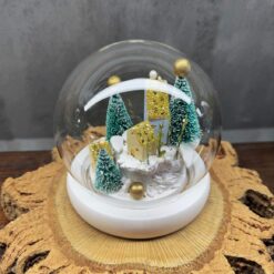 снежный шар с подсветкой, декоративный шар с домиком, шар с домиком и ёлками, рождественский шар с подсветкой, снежный шар зимний домик D10 см, новогодний шар с подсветкой LED, стеклянный шар с домиком и ёлками, снежный шар для декора, шар зимний пейзаж с подсветкой, снежный шар подарок новогодний, снежный шар с ёлками и домиком, шар стеклянный рождественский с домиком, сніжна куля з підсвіткою, декоративна куля з будиночком, куля з будиночком та ялинками, різдвяна куля з підсвіткою, сніжна куля зимовий будиночок D10 см, новорічна куля з підсвіткою LED, скляна куля з будиночком та ялинками, сніжна куля для декору, куля зимовий пейзаж з підсвіткою, сніжна куля подарунок новорічний, сніжна куля з ялинками та будиночком, куля скляна різдвяна з будиночком