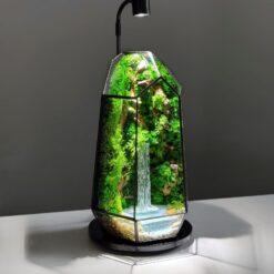 моссариум с водопадом и лампой, моссариум минимализм светодиодная подсветка, декоративный аксессуар из стекла, моссариум 35 см стабилизированный мох, интерьерное украшение с водопадом, минималистичный моссариум стекло подсветка, декоративный водопад в моссариуме, стеклянный декор для дома, стабилизированный мох с подсветкой, оригинальный подарок моссариум 35 см, экологичный декор с подсветкой, уникальный аксессуар для интерьера, моссаріум з водопадом і лампою, моссаріум мінімалізм світлодіодна підсвітка, декоративний аксесуар зі скла, моссаріум 35 см стабілізований мох, інтер’єрна прикраса з водоспадом, мінімалістичний моссаріум скло підсвітка, декоративний водоспад у моссаріумі, скляний декор для дому, стабілізований мох з підсвіткою, оригінальний подарунок моссаріум 35 см, екологічний декор з підсвіткою, унікальний аксесуар для інтер’єру
