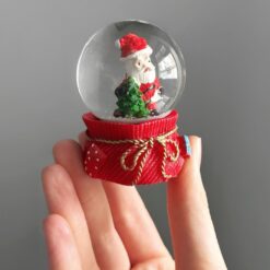 новогодний снежный мини-шар 7 см, снежный шар с Санта Клаусом, шар со снеговиком и ёлкой, миниатюрный снежный шар, декор снежный шар 7 см, сувенир шар на Новый год, шар с новогодними фигурками, снежный шар с эффектом снегопада, маленький шар для декора, снежный шар с ёлкой, новорічний сніжний міні-шар 7 см, сніжна куля з Санта Клаусом, куля зі сніговиком та ялинкою, мініатюрна сніжна куля, декор сніжна куля 7 см, сувенір куля на Новий рік, куля з новорічними фігурками, сніжна куля з ефектом снігопаду, маленька куля для декору, сніжна куля з ялинкою