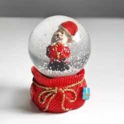 новогодний снежный мини-шар 7 см, снежный шар с Санта Клаусом, шар со снеговиком и ёлкой, миниатюрный снежный шар, декор снежный шар 7 см, сувенир шар на Новый год, шар с новогодними фигурками, снежный шар с эффектом снегопада, маленький шар для декора, снежный шар с ёлкой, новорічний сніжний міні-шар 7 см, сніжна куля з Санта Клаусом, куля зі сніговиком та ялинкою, мініатюрна сніжна куля, декор сніжна куля 7 см, сувенір куля на Новий рік, куля з новорічними фігурками, сніжна куля з ефектом снігопаду, маленька куля для декору, сніжна куля з ялинкою