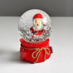 новогодний снежный мини-шар 7 см, снежный шар с Санта Клаусом, шар со снеговиком и ёлкой, миниатюрный снежный шар, декор снежный шар 7 см, сувенир шар на Новый год, шар с новогодними фигурками, снежный шар с эффектом снегопада, маленький шар для декора, снежный шар с ёлкой, новорічний сніжний міні-шар 7 см, сніжна куля з Санта Клаусом, куля зі сніговиком та ялинкою, мініатюрна сніжна куля, декор сніжна куля 7 см, сувенір куля на Новий рік, куля з новорічними фігурками, сніжна куля з ефектом снігопаду, маленька куля для декору, сніжна куля з ялинкою