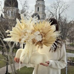 Ваза у формі грудей із букетом сухоцвітів